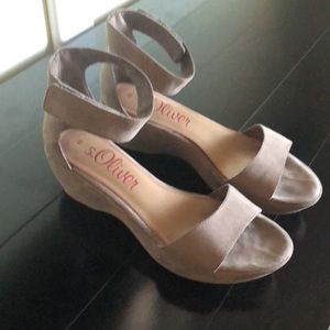 Suede gray wedge sandals